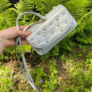 JUICY COUTURE SILVER CROSSBODY WALLET WITH PEARLS